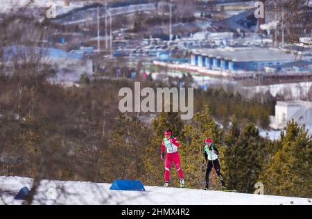 Zhangjiakou, Chinas Provinz Hebei. 12th. Februar 2022. Natalia Nepryaeva (L) von ROC und Katharina Hennig aus Deutschland treten während der 4x5-km-Langlauf-Staffel der Olympischen Winterspiele in Peking im Nationalen Langlaufzentrum in Zhangjiakou, nordchinesische Provinz Hebei, am 12. Februar 2022 an. Kredit: Mu Yu/Xinhua/Alamy Live Nachrichten Stockfoto