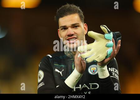 Norwich, Großbritannien. 12th. Februar 2022 ; Carrow Road, Norwich, Norforlk, England; Premier League Football, Norwich gegen Manchester City; Ederson von Manchester City feiert den Sieg 0-4 Credit: Action Plus Sports Images/Alamy Live News Stockfoto