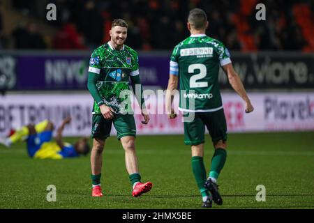 LEEUWARDEN, NIEDERLANDE - 12. FEBRUAR 2022: Maikel Van der Werff von PEC Zwolle, Bram van Polen von PEC Zwolle feiern den Sieg beim niederländischen Eredivisie-Spiel zwischen SC Cambuur und PEC Zwolle am 12. Februar 2014 in Leeuwarden, Niederlande (Foto: Henk Jan Dijks/Orange Picles) Stockfoto