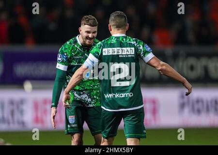 LEEUWARDEN, NIEDERLANDE - 12. FEBRUAR 2022: Maikel Van der Werff von PEC Zwolle, Bram van Polen von PEC Zwolle feiern den Sieg beim niederländischen Eredivisie-Spiel zwischen SC Cambuur und PEC Zwolle am 12. Februar 2014 in Leeuwarden, Niederlande (Foto: Henk Jan Dijks/Orange Picles) Stockfoto