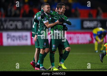 LEEUWARDEN, NIEDERLANDE – FEBRUAR 12: Maikel Van der Werff von PEC Zwolle, Bram van Polen von PEC Zwolle, Spieler von PEC Zwolle feiern den Sieg beim niederländischen Eredivisie-Spiel zwischen SC Cambuur und PEC Zwolle am 12. Februar 2022 im Cambuur Stadion in Leeuwarden, Niederlande (Foto: Henk Jan Dijks/Orange Picles) Stockfoto