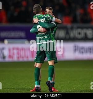 LEEUWARDEN, NIEDERLANDE - 12. FEBRUAR 2022: Maikel Van der Werff von PEC Zwolle, Bram van Polen von PEC Zwolle feiern den Sieg beim niederländischen Eredivisie-Spiel zwischen SC Cambuur und PEC Zwolle am 12. Februar 2014 in Leeuwarden, Niederlande (Foto: Henk Jan Dijks/Orange Picles) Stockfoto