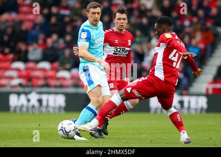 MIDDLESBROUGH, GROSSBRITANNIEN. FEB 12th Max Bird von Derby County wird von Folarin Balogun von Middlesbrough während des Sky Bet Championship-Spiels zwischen Middlesbrough und Derby County im Riverside Stadium, Middlesbrough, am Samstag, dem 12th. Februar 2022, angegangen. (Kredit: Michael Driver | MI Nachrichten) Kredit: MI Nachrichten & Sport /Alamy Live Nachrichten Stockfoto