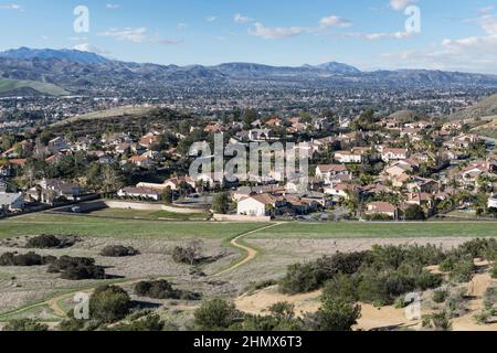Vorstädtische Wanderwege, die angenehme Viertel in Simi Valley, Kalifornien, verlassen. Stockfoto