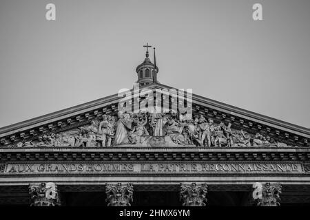 Paris, Frankreich - 11. Februar 2021 : Blick auf die Skulpturen auf dem Pantheon von Paris und den Mond am Himmel in Schwarz und Weiß Stockfoto