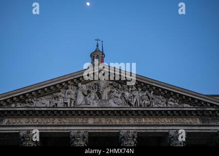 Paris, Frankreich - 11. Februar 2021 : Ansicht der Skulpturen auf dem Pantheon von Paris und dem Mond am Himmel Stockfoto