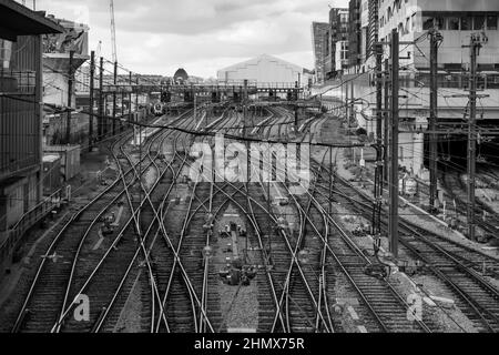 Ansicht der Gleise und Kreuzungen am Bahnhof von Austerlitz in Paris FRANKREICH in Schwarz-Weiß Stockfoto