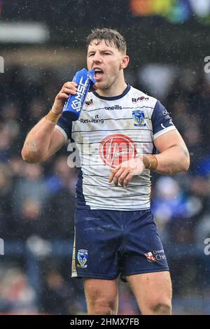 George Williams #7 von Warrington Wolves nimmt während des Spiels einen Drink Stockfoto