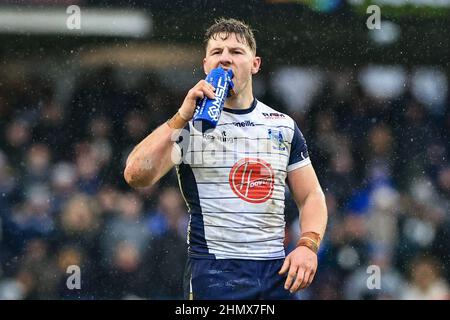 George Williams #7 von Warrington Wolves nimmt während des Spiels einen Drink Stockfoto