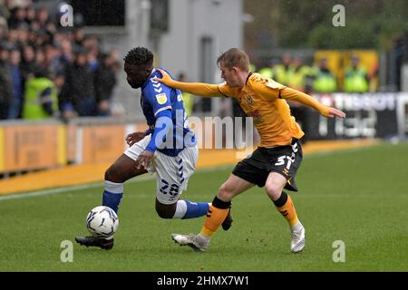 NEWPORT, GROSSBRITANNIEN. FEB 12th Christopher Missilou von Oldham Athletic tuselt mit Ollie Cooper aus Newport County während des Sky Bet League 2-Spiels zwischen Newport County und Oldham Athletic bei der Rodney Parade, Newport am Samstag, 12th. Februar 2022. (Kredit: Eddie Garvey | MI Nachrichten) Kredit: MI Nachrichten & Sport /Alamy Live Nachrichten Stockfoto