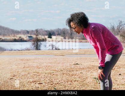 Schwarze Frau, Afro-Frisur, Training im Freien in der Sonne Sommertag, Training im Freien im Park. Stockfoto