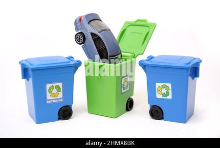 MODELLAUTO IN RECYCLINGBEHÄLTER RE VERSCHROTTUNG VERSCHROTTUNG SYSTEME RECYCLING TEILE DIE UMWELT EV'S ELEKTROAUTOS ETC UK Stockfoto