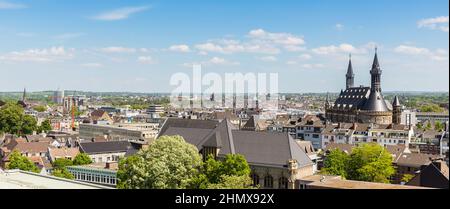 aachener Stadt mit Rathaus aus der Vogelperspektive Stockfoto