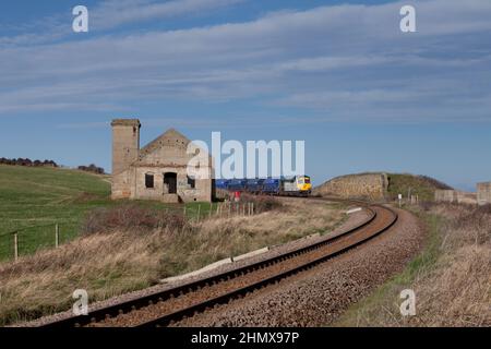 Freightliner Baureihe 66 Lokomotive auf der Filiale Boulby, Teesside mit Güterzug nach Boulby zum Verladen mit Steinsalz. Vorbei am Brotton Fan House Stockfoto