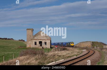 Freightliner Baureihe 66 Lokomotive auf der Filiale Boulby, Teesside mit Güterzug nach Boulby zum Verladen mit Steinsalz. Vorbei am Brotton Fan House Stockfoto