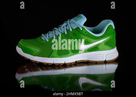 Portugal, 9. Februar 2022:Nike Sneaker Running. Nike, multinationales Unternehmen. Isoliert auf schwarzen Produktfotos. Stockfoto