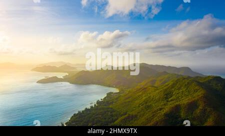 Luftaufnahme der Praslin und La Digue Inseln bei Sonnenaufgang. Seychellen, Indischer Ozean Stockfoto