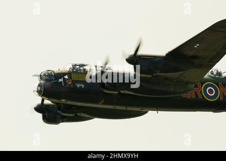 Royal Air Force, RAF Battle of Britain Memorial Flight das Avro Lancaster-Bomberflugzeug PA474 nannte Mickey den Moocher, der auf einer Flugshow flog. Nasenkunst Stockfoto