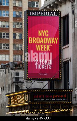 Die Fassade des Imperial Theatre und der Marquee mit der „NYC Broadway Week“, Times Square, NYC, USA Stockfoto