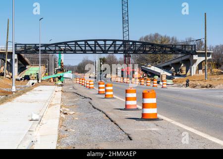 Horizontale Aufnahme einer neuen Fußgängerbrücke im Bau. Stockfoto