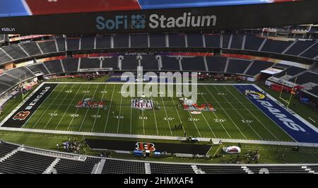 Inglewood, Usa. 12th. Februar 2022. Die Arbeiter bereiten sich in letzter Minute auf dem SoFi Stadium Field auf den Sonntag LVI Super Bowl in Inglewood California am Samstag, den 12. Februar 2022, vor. Foto von Jim Ruymen/UPI Credit: UPI/Alamy Live News Stockfoto