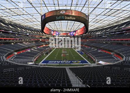 Inglewood, Usa. 12th. Februar 2022. Die Arbeiter bereiten sich in letzter Minute auf dem SoFi Stadium Field auf den Sonntag LVI Super Bowl in Inglewood California am Samstag, den 12. Februar 2022, vor. Foto von Jim Ruymen/UPI Credit: UPI/Alamy Live News Stockfoto