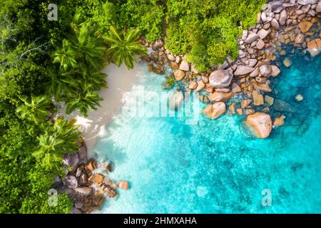 Geheimer kleiner Strand in der Bucht von Anse Lazio Beach, Praslin, Seychellen Stockfoto
