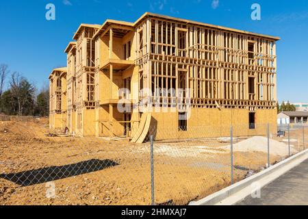 Horizontale Aufnahme des Holzgerüsts eines im Bau befindlichen neuen Mehrfamilienhauses. Stockfoto