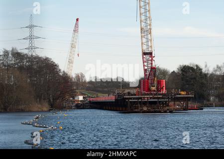 Denham, Buckinghamshire, Großbritannien. 12th. Februar 2022. Eine Haul-Straße für HS2 wird über dem Wasser im Denham Quarry gebaut. Quelle: Maureen McLean/Alamy Stockfoto