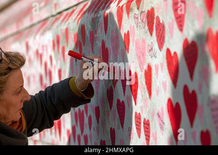 Weibliche Namen auf der National COVID Memorial Wall, gemalt mit roten Herzen an einem schönen sonnigen Tag. Westminster, London, Großbritannien . Stockfoto