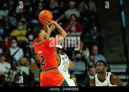 Winston-Salem, NC, USA. 12th. Februar 2022. Miami (FL) der Hurricanes-Wächter Isaiah Wong (2) schießt den Ball während der ersten Hälfte gegen die Wake Forest Demon Diakone beim ACC Basketball-Match im LJVM Coliseum in Winston-Salem, NC. (Scott Kinser/Cal Sport Media). Kredit: csm/Alamy Live Nachrichten Stockfoto