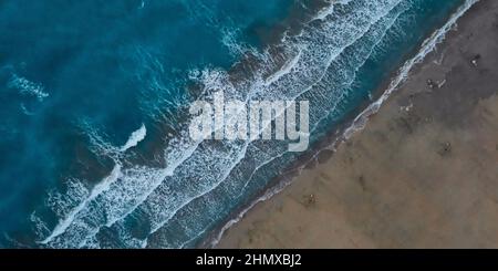 Sea waves and sandy beach Stockfoto