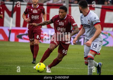 Reggio Calabria, Italien. 12th. Februar 2022. Michael Folorunsho Reggina trägt den Ball während Reggina 1914 gegen FC Crotone, Italienischer Fußball Serie B Spiel in Reggio Calabria, Italien, Februar 12 2022 Quelle: Independent Fotoagentur/Alamy Live News Stockfoto