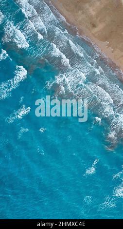 Wellen im Meer und Sandstrand Stockfoto