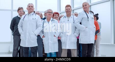 Ärzte und eine Gruppe von Senioren in vollem Wachstum in Innenräumen Stockfoto