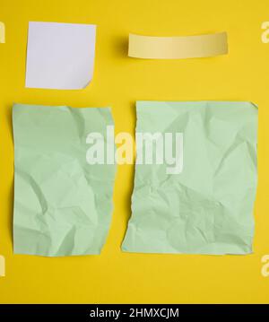 Verschiedene zerrissene Papierstücke auf gelbem Hintergrund Stockfoto