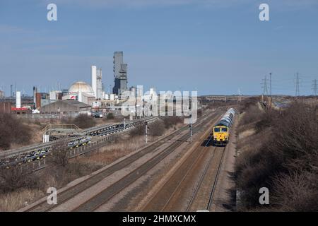 Eine Freightliner-Lokomotive der Baureihe 66 passiert Grangetown (Teesside) mit der Kali-Mine Boulby 1228 - Tees Dock Güterzug, der Kali für den Export transportiert Stockfoto