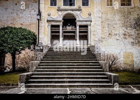 Eine lange Treppe schafft die Perspektive zu dieser italienischen Kapelle aus dem 15. Jahrhundert. Stockfoto