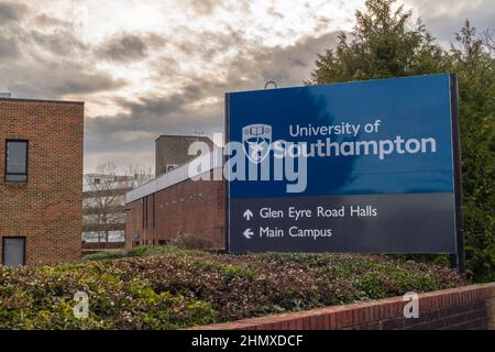 Schild der University of Southampton am Highfield Campus, Southampton, Hampshire, England, Großbritannien Stockfoto