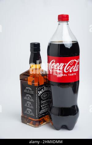 Riga, Lettland Februar 12,2022:Foto von Coca-Cola Plastikflasche und Jack Daniel Whiskey isoliert auf weißem Hintergrund mit Schneideweg Stockfoto