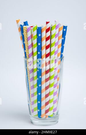 Bunte Trinkpapierhalme für Sommercocktails auf weißem Hintergrund. Speicherplatz kopieren. Stockfoto