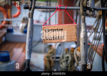 Auf einem Holzschild steht auf deutsch: Betreten verboten Stockfoto