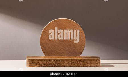 Holzpodium auf braunem Hintergrund Stockfoto