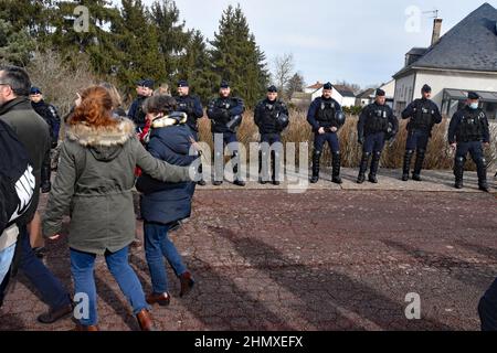 Saulieu, Frankreich. 12th. Februar 2022. Wahlkundgebung des rechtsextremen Präsidentschaftskandidaten Eric Zemmour am 12. Februar 2022 in Saulieu, Burgund, Bourgogne, Frankreich. Die Kundgebung wurde von 3500 Personen besucht die Sicherheit war streng, angesichts der vielen Todeskuren Zemmour hat Hunderte von Polizisten erhalten, die meisten in voller Aufstands-Ausrüstung waren anwesend. Hier war eine Gegendemonstration, von Kommunisten und linken Parteien, die den Präsidentschaftskandidaten einen Faschisten nannten. Keine größeren Konfrontationen aufgrund der großen Polizeipräsenz. (Foto: Teun Voeten/Sipa USA) Quelle: SIPA USA/Alamy Live News Stockfoto