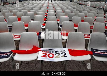 Saulieu, Frankreich. 12th. Februar 2022. Wahlkundgebung des rechtsextremen Präsidentschaftskandidaten Eric Zemmour am 12. Februar 2022 in Saulieu, Burgund, Bourgogne, Frankreich. Die Kundgebung wurde von 3500 Personen besucht die Sicherheit war streng, angesichts der vielen Todeskuren Zemmour hat Hunderte von Polizisten erhalten, die meisten in voller Aufstands-Ausrüstung waren anwesend. Hier war eine Gegendemonstration, von Kommunisten und linken Parteien, die den Präsidentschaftskandidaten einen Faschisten nannten. Keine größeren Konfrontationen aufgrund der großen Polizeipräsenz. (Foto: Teun Voeten/Sipa USA) Quelle: SIPA USA/Alamy Live News Stockfoto