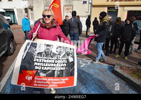 Saulieu, Frankreich. 12th. Februar 2022. Wahlkundgebung des rechtsextremen Präsidentschaftskandidaten Eric Zemmour am 12. Februar 2022 in Saulieu, Burgund, Bourgogne, Frankreich. Die Kundgebung wurde von 3500 Personen besucht die Sicherheit war streng, angesichts der vielen Todeskuren Zemmour hat Hunderte von Polizisten erhalten, die meisten in voller Aufstands-Ausrüstung waren anwesend. Hier war eine Gegendemonstration, von Kommunisten und linken Parteien, die den Präsidentschaftskandidaten einen Faschisten nannten. Keine größeren Konfrontationen aufgrund der großen Polizeipräsenz. (Foto: Teun Voeten/Sipa USA) Quelle: SIPA USA/Alamy Live News Stockfoto