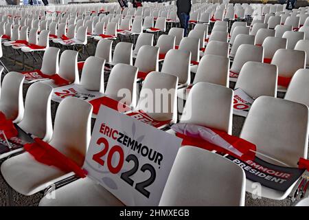 Saulieu, Frankreich. 12th. Februar 2022. Wahlkundgebung des rechtsextremen Präsidentschaftskandidaten Eric Zemmour am 12. Februar 2022 in Saulieu, Burgund, Bourgogne, Frankreich. Die Kundgebung wurde von 3500 Personen besucht die Sicherheit war streng, angesichts der vielen Todeskuren Zemmour hat Hunderte von Polizisten erhalten, die meisten in voller Aufstands-Ausrüstung waren anwesend. Hier war eine Gegendemonstration, von Kommunisten und linken Parteien, die den Präsidentschaftskandidaten einen Faschisten nannten. Keine größeren Konfrontationen aufgrund der großen Polizeipräsenz. (Foto: Teun Voeten/Sipa USA) Quelle: SIPA USA/Alamy Live News Stockfoto