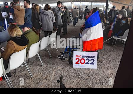 Saulieu, Frankreich. 12th. Februar 2022. Wahlkundgebung des rechtsextremen Präsidentschaftskandidaten Eric Zemmour am 12. Februar 2022 in Saulieu, Burgund, Bourgogne, Frankreich. Die Kundgebung wurde von 3500 Personen besucht die Sicherheit war streng, angesichts der vielen Todeskuren Zemmour hat Hunderte von Polizisten erhalten, die meisten in voller Aufstands-Ausrüstung waren anwesend. Hier war eine Gegendemonstration, von Kommunisten und linken Parteien, die den Präsidentschaftskandidaten einen Faschisten nannten. Keine größeren Konfrontationen aufgrund der großen Polizeipräsenz. (Foto: Teun Voeten/Sipa USA) Quelle: SIPA USA/Alamy Live News Stockfoto