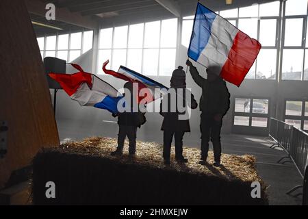 Saulieu, Frankreich. 12th. Februar 2022. Wahlkundgebung des rechtsextremen Präsidentschaftskandidaten Eric Zemmour am 12. Februar 2022 in Saulieu, Burgund, Bourgogne, Frankreich. Die Kundgebung wurde von 3500 Personen besucht die Sicherheit war streng, angesichts der vielen Todeskuren Zemmour hat Hunderte von Polizisten erhalten, die meisten in voller Aufstands-Ausrüstung waren anwesend. Hier war eine Gegendemonstration, von Kommunisten und linken Parteien, die den Präsidentschaftskandidaten einen Faschisten nannten. Keine größeren Konfrontationen aufgrund der großen Polizeipräsenz. (Foto: Teun Voeten/Sipa USA) Quelle: SIPA USA/Alamy Live News Stockfoto