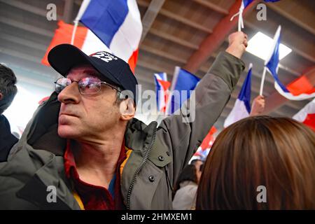 Saulieu, Frankreich. 12th. Februar 2022. Wahlkundgebung des rechtsextremen Präsidentschaftskandidaten Eric Zemmour am 12. Februar 2022 in Saulieu, Burgund, Bourgogne, Frankreich. Die Kundgebung wurde von 3500 Personen besucht die Sicherheit war streng, angesichts der vielen Todeskuren Zemmour hat Hunderte von Polizisten erhalten, die meisten in voller Aufstands-Ausrüstung waren anwesend. Hier war eine Gegendemonstration, von Kommunisten und linken Parteien, die den Präsidentschaftskandidaten einen Faschisten nannten. Keine größeren Konfrontationen aufgrund der großen Polizeipräsenz. (Foto: Teun Voeten/Sipa USA) Quelle: SIPA USA/Alamy Live News Stockfoto